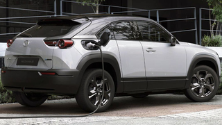 Mazda revela que hizo su primer auto eléctrico, el MX-30, más lento “para que se sintiera como un auto de gasolina”